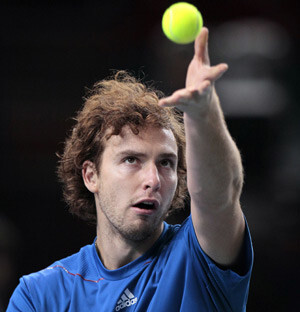 Latvijas labākais tenisists Ernests Gulbis jauno gadu iesāka ar uzvaru pār respektējamu sāncensi.