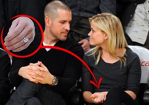 На днях папарацци заметили на пальце левой руки Риз кольцо с огромным бриллиантом. Вероятнее всего это подарок Джима Тота, который из разряда бойфрендов переходит в статус жениха