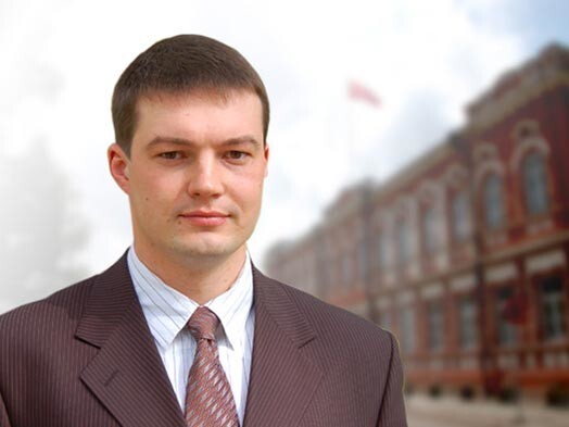 Daugavpils domes deputāts Pēteris Dzalbe pagājušās nedēļas nogalē pamatīgi izvicināja dūres naktsklubā „Taller”, būdams neapmierināts ar sava biznesa konkurenta panākumiem un kaimiņu pašvaldības domes sēdes rezultātiem.