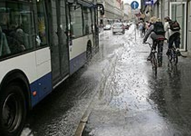 Jauniete ar trolejbusā iespiestu kāju 70 metrus vilkta pa ielu. Vadītāju atlaidīs?