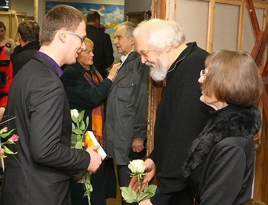 Kārli Dobrāju sveic Latvijas Literatūras centra direktors Jānis Oga.