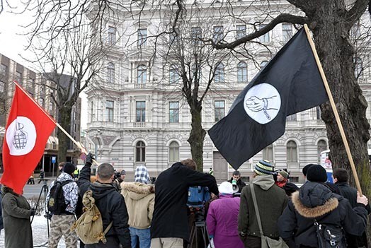 Nacionālboļševiki protestē pie Ģenerālprokuratūras.