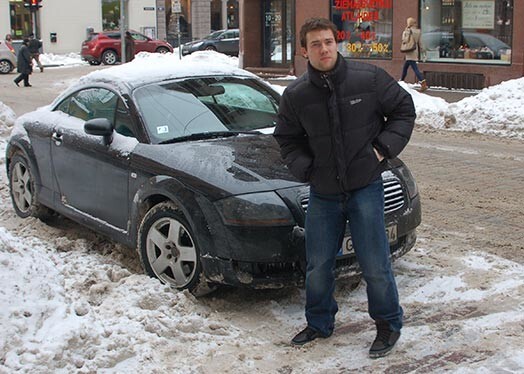 Edgars Lūsiņš Rīgas centru sauc par savām mājām. Viņam patīk pilsētas burzma un dinamika. Ikdienā vārtsargs brauc ar „Audi TT”, un, fotografējot lūgts pasmaidīt, attrauc: „Es nekad nesmaidu!”