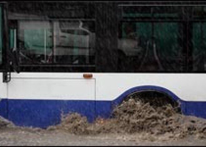 Liepājā autobuss pa zemi velk durvīs iespiestu pasažieri