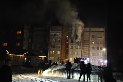 Ceturtdienas vakarā izcēlās ugunsgrēks kādā piecstāvu namā Jelgavā. No ceturtā stāva loga, glābdamies no uguns, izleca vīrietis.