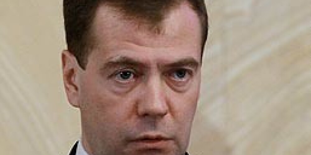 Медведев с помощью Twitter спасает детей