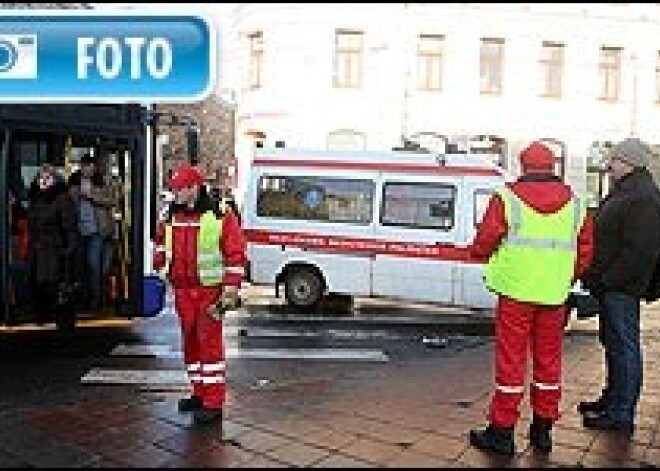 Trolejbuss Rīgas centrā notriec vīrieti