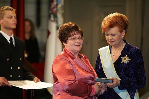 Augšbebru ciema latviešu kopienas vadītāja Olga Vakengūte teic, ka šis mācību gads var izrādīties pēdējais, kad Sibīrijas latviešiem Omskas apgabalā mācīs latviešu valodu. Nākamgad Augšbebros skolu var likvidēt. (Attēlā – Vokengūte no Valsts prezidentes Vairas Vīķes – Freibergas rokām saņem Triju zvaigžņu ordeni).