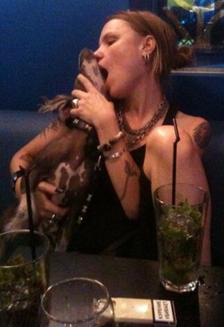 Скандальная режиссер и сама не отличается примерным поведением. Она даже попадала в больницу, переев таблеток и перепив алкоголя