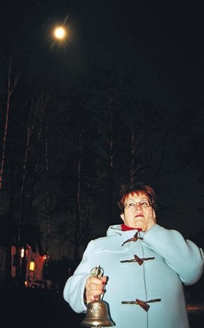 Valentīna ar dziedniecību nodarbojas jau vairāk nekā divdesmit gadu. Un šo garo gadu laikā ir redzēts daudz. “Atceros sie¬vieti, kas atnāca ar izmisīgu lūgumu palīdzēt. Viņa juta nepārvaramu tieksmi pēc kāda pazi¬ņas – vīrieša. Palikusi gandrīz vai muļķa prātā, izrādījās, draudzenes pajokojušās...”