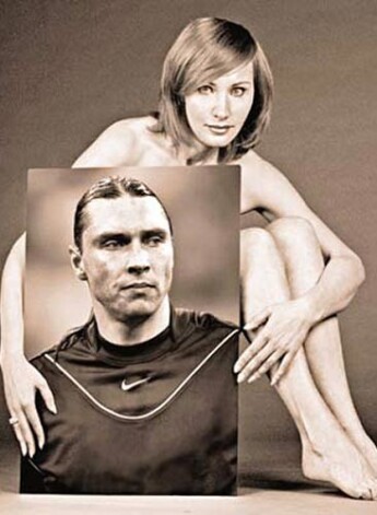 А когда-то Инга накануне Евро-2004 фотографировалась обнаженной с портретом мужа