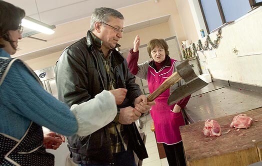 Dailes teātrim kaimiņos ir Vidzemes tirgus. “Esi vecis vai neesi – tiksi ar to nieka gabaliņu galā?!” Bērziņu provocē mutīgās tirgus sievas.