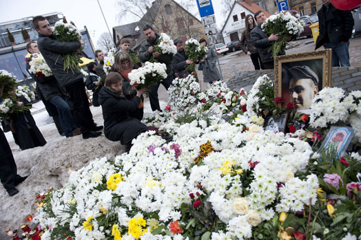 34. dzimšanas dienā Mārtiņš Freimanis bija iecerējis izrotāt ar baltām mārtiņrozēm savu dzīvokli, tagad tās ļaudis nes viņa piemiņas vietā Liepājā.