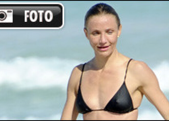 Kamerona Diaza izvēlas melnu bikini. FOTO!