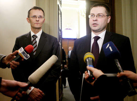 Ministru prezidents Valdis Dombrovskis (no labās) un finanšu ministrs Andris Vilks atbild uz žurnālistu jautājumiem pēc Saeimas ārkārtas sēdes, kurā tika pieņemts 2011.gada valsts budžets.