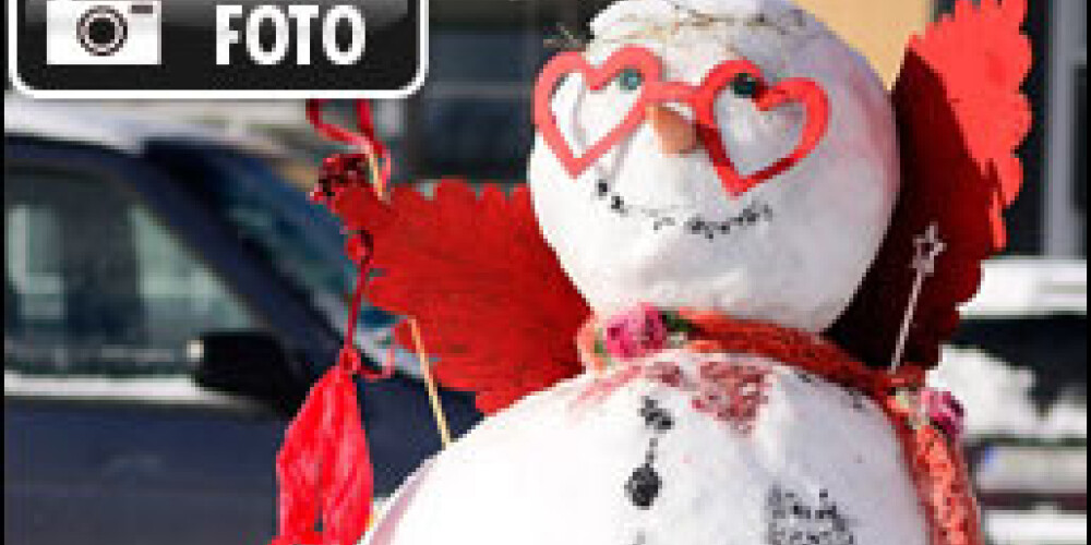 Rīgā izveidots Valentīna dienai veltīts sniegavīrs