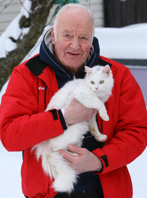 Baltais kaķis Sniedziņš ir viens no Jāņa mīluļiem. Abi pat guļot kopā, un kaķis no saimnieka neatstājas ne soli.