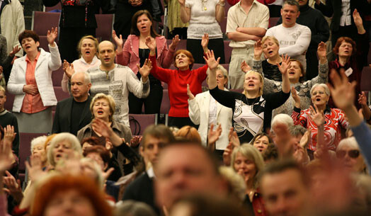Aizvien agresīvāk starp sektām notiek konkurences cīņa. Sektu pētnieki uzskata, ka drīzumā Latvijā varētu parādīties jauni un spēcīgi kādas „jaunas ticības” līderi.