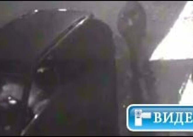 Полицейские в Риге обворовали автомобиль. ВИДЕО!