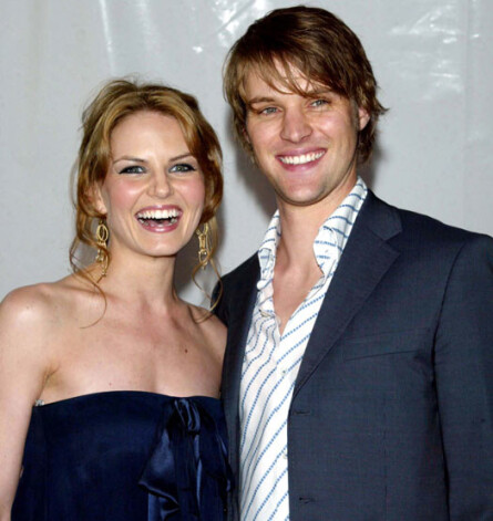 Neviens īsti nevar pateikt – vai vispirms iemīlējās aktieri Džese Spensers un Dženifera Morisone vai viņu atveidotie varoņi seriālā „Doktors Hauss”...