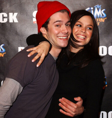 Reičela Bilsone nevarot iedomāties attiecības ar puisi, ar kuru viņu nevieno arī kopīgs darbs filmēšanas laukumā. „O.C.” Adams Brodijs bija viens no viņas aplaimotajiem kolēģiem.