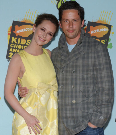 Dženifera Lova Hjūita vispirms saderinājās ar „Ēnu čukstos” satikto Rosu Makalu...