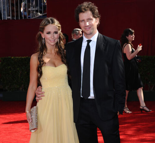 ... Bet pēc tam viņas saderinātā gods tika nākamajam „Ēnu čukstu” kolēģim Džeimijam Kenedijam.