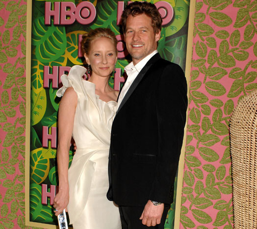 Seriāla „Vīrieši kokos” laimīgais pāris Anna Heša un Džeimss Tapers vēlas palikt mūžīgi saderinājušies. Bet kā būs seriālā?