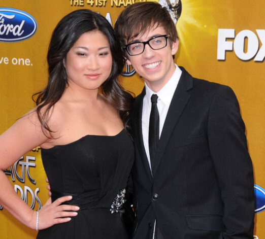 Lai gan Dženna Uškovica un Kevins Makheils par savām attiecībām runā izvairīgi, fotogrāfijas rāda, ka starp abiem aktieriem ir īsta dzirkstelīte.