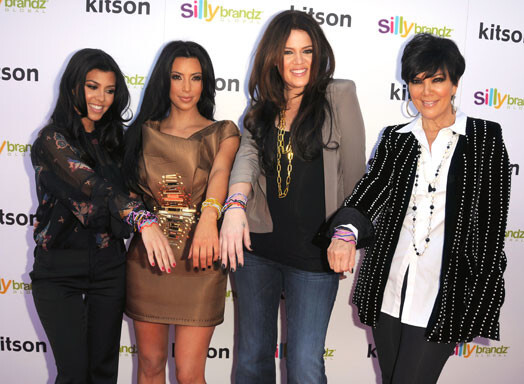 Семейство Кардашьян ― Кортни, Ким, Клое и их мама Крис — не обладает никакими особенными талантами, кроме приятной внешности, страсти к эксгибиционизму и полному отсутствию внутренней цензуры, однако это не помешало им обогнать по заработкам голливудских суперзвезд и за 2010 год заработать 65 000 000 долларов