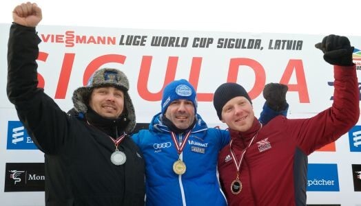 Слева направо: серебряный медалист россиянин Альберт Демченко, победитель этапа и обладатель Кубка мира итальянец Армин Цогеллер, латвийский саночник Мартиньш Рубенис