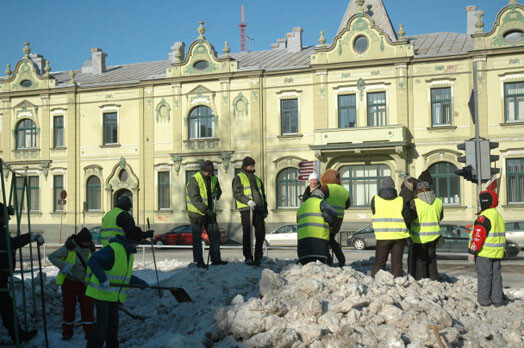 Desmitiem Liepājas bezdarbnieku norīkoti ziemas spelgonī kalt ledus kalnu, lai tieši tagad tā vietā vietējais muzejs tur uzstādītu reklāmas stendu.