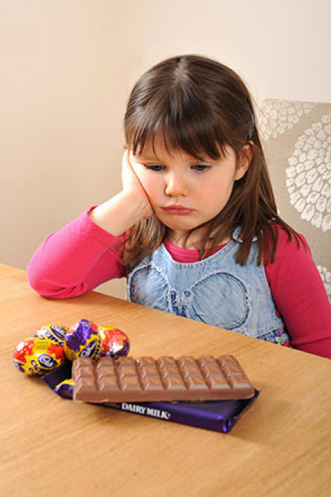 Парню досталась сладкая конфетка Парню досталась сладкая конфетка