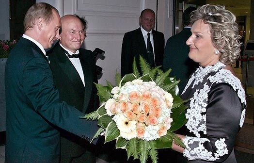 Jurija Lužkova sieva Jeļena Baturina saņem apsveikumus no Krievijas premjerministra Vladimirs Putina.