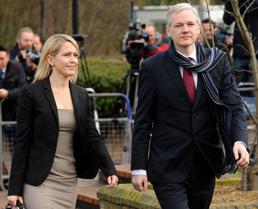 "WikiLeaks" dibinātājs Džūljens Asanžs ar advokāti 24.februārī ierodas Londonas tiesā, kas izlēmusi par viņa izdošanu Zviedrijai.