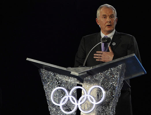 В своей книге Джон Фурлонг утверждает, что у заявки Ванкувера и влиятельного в то время Юрия Лужков был нечестный сговор