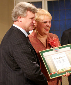 2006. gadā toreizējā izglītības un zinātnes ministre Baiba Rivža sveica Rīgas 46. vidusskolas direktoru Borisu Antonovu, godinot Latvijas izcilos izglītības un zinātnes darbiniekus. Pēdējā laikā gan šīs skolas vārds izskan kriminālā gaismā.