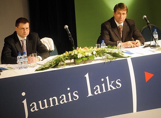 Partijas "Jaunais laiks" valdes loceklis, ministru prezidents Valdis Dombrovskis (no kreisās) un partijas Domes priekšsēdētājs, ekonomikas ministrs Artis Kampars piedalās partijas biedru kopsapulcē Rīgas Latviešu biedrības namā.