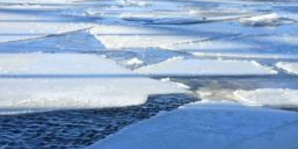 В Булдури оторвался и дрейфовал в море кусок льда с людьми