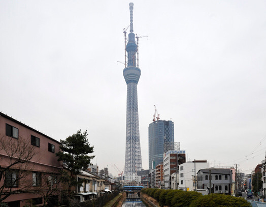 Vēl celtniecības procesā esošais Japānas jaunais televīzijas tornis "Tokyo Sky Tree", kura augstums 1.martā sasniedzis 601 metru, tādējādi tam kļūstot par pasaulē augstāko torni.