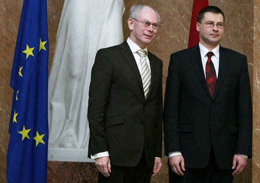 Ministru prezidents Valdis Dombrovskis (no labās) un Eiropas Savienības prezidents Hermanis van Rompejs tikšanās laikā Ministru kabinetā 2011. gada februārī. "Dombrovskim kā Latvijas premjeram ir viens no sliktākajiem darbiem politikā, un viņš par to saņem 32 640 eiro gadā,” raksta laikraksts "The International Herald Tribune". Dombrovskim kā bijušajam Eiropas Parlamenta deputātam ir ar ko salīdzināt — ES ierēdņi Briselē saņem ievērojami vairāk nekā Latvijas premjers.