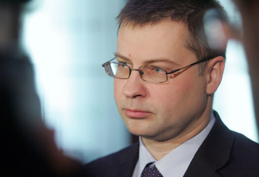 Ministru prezidents Valdis Dombrovskis nepieļauj iespēju valsts parāda atdošanai pārdot Latvijas zelta reserves.