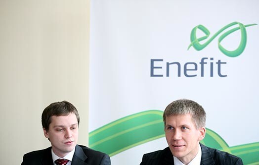 „Eesti Energia” meitasuzņēmuma „Enefit” rīkotājdirektors Jānis Bethers (no kreisās) un „Enefit” valdes priekšsēdētājs Aivars Tihane latviešiem stāsta, cik izdevīgi ir pirkt enerģiju un gaismu no ziemeļu kaimiņvalsts.