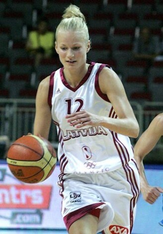 Dita Krūmberga pēdējos gados bija viena no Latvijas sieviešu basketbola izlases labākajām spēlētājām aizsardzībā.