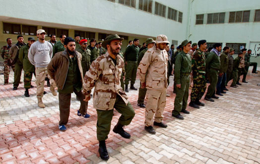 Lībijas līderis Muamars Kadafi ar savu "naftas naudu" esot pievilinājis aptuveni 25 000 algotņu, lai apspiestu tautas sacelšanos pret viņa režīmu.