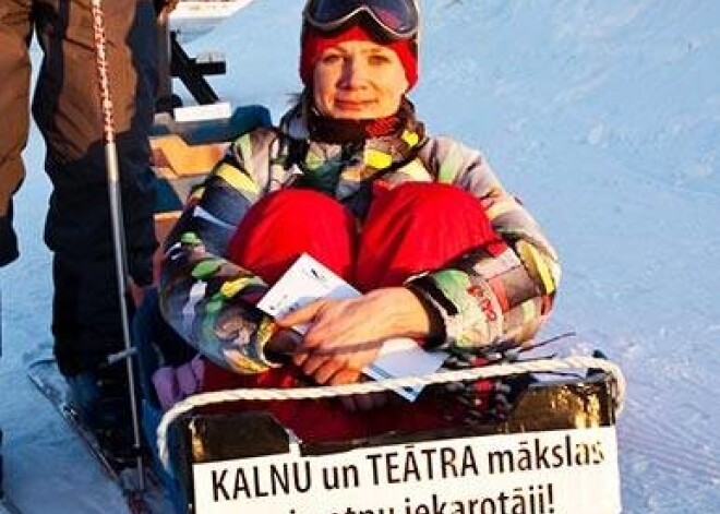 Valmieras drāmas teātra direktore Evita Sniedze pirms komandas atraktīvā nobrauciena no kalna grupā.