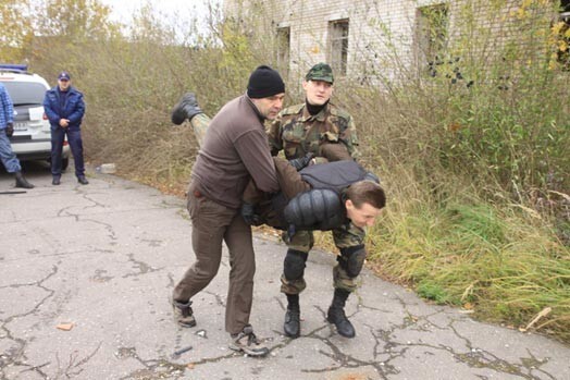 Lidmašīnas tehnika — tā sauc šo paņēmienu agresīvu demonstrantu aizturēšanai. Ņem ciet un nes!