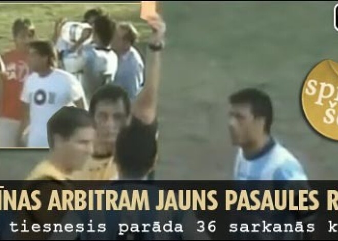 Futbola tiesnesis parāda 36 sarkanās kartītes. VIDEO