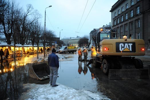 Marta sākumā ūdensvads plīsa pie Tērbatas ielā Rīgā, blakus Ministru kabinetam.