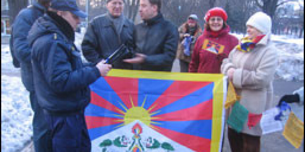 Tibetas aizstāvji traucē Ķīnas ministra labsajūtu